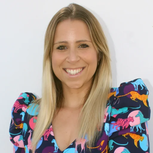 Tania Martín - Administración y Operaciones